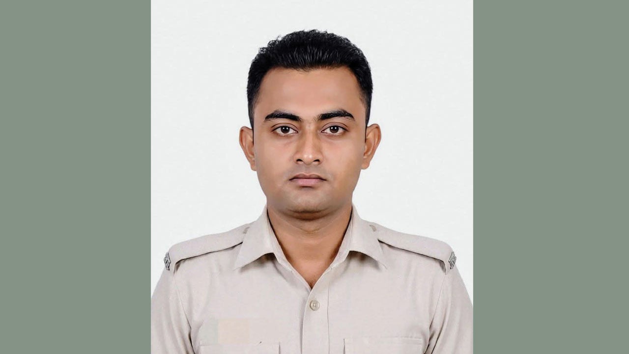 কাস্টমসের সিপাহী আবু রায়হানের দাফন সম্পন্ন, বাকরুদ্ধ মা