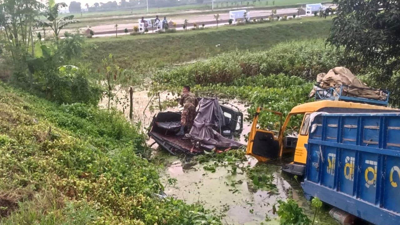 সেনাবাহিনীর গাড়িতে ট্রাকের ধাক্কা, ৮ সেনা সদস্য আহত