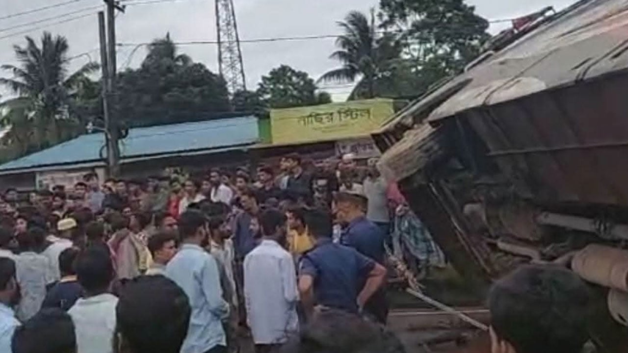 ফেনীতে শিক্ষার্থীদের ওপর উঠে গেল বাস, নিহত ১