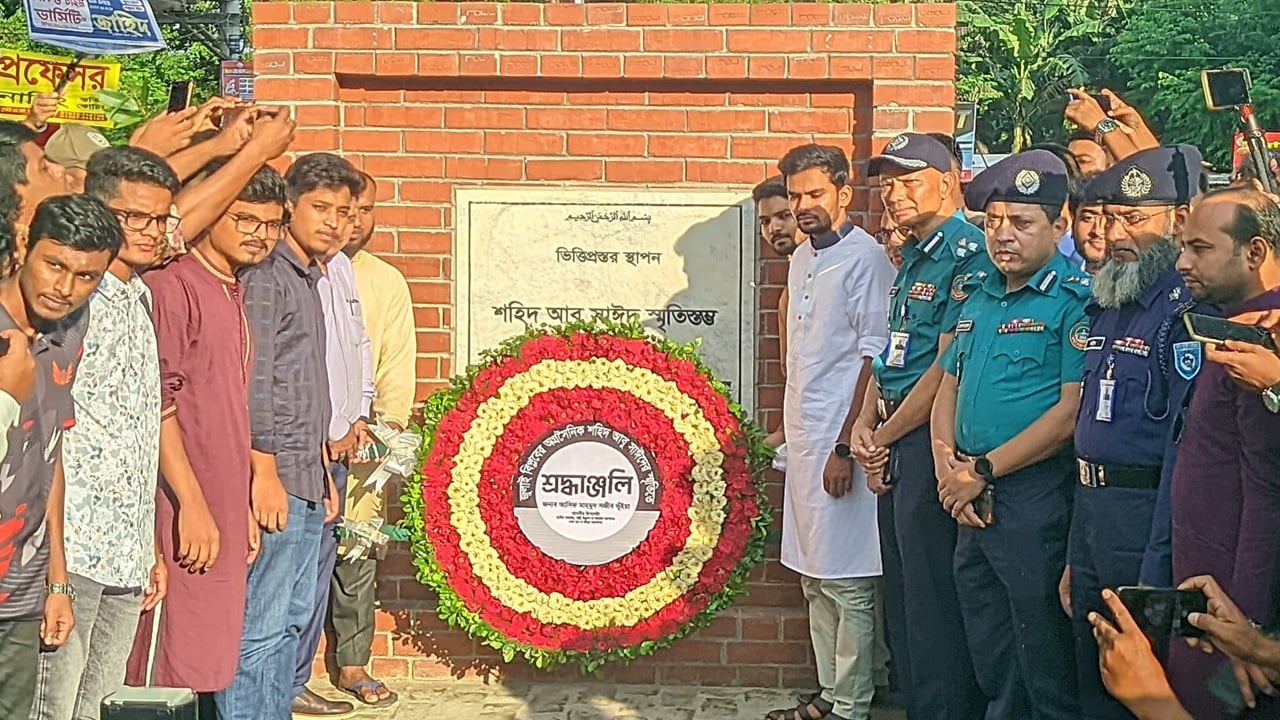 শহিদ আবু সাঈদ স্মৃতিস্তম্ভে উপদেষ্টা আসিফ মাহমুদের শ্রদ্ধা নিবেদন
