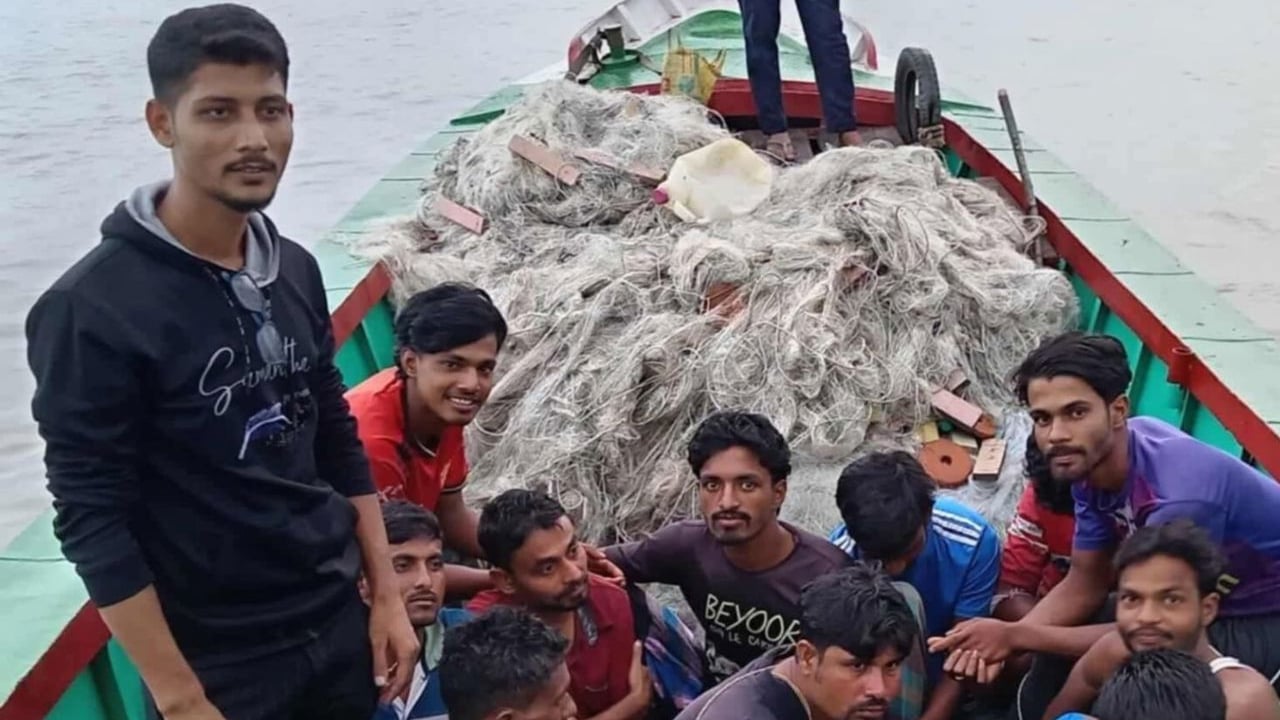 মৎস্য কর্মকর্তার ট্রলারে হামলায় ১১ জেলে আটক
