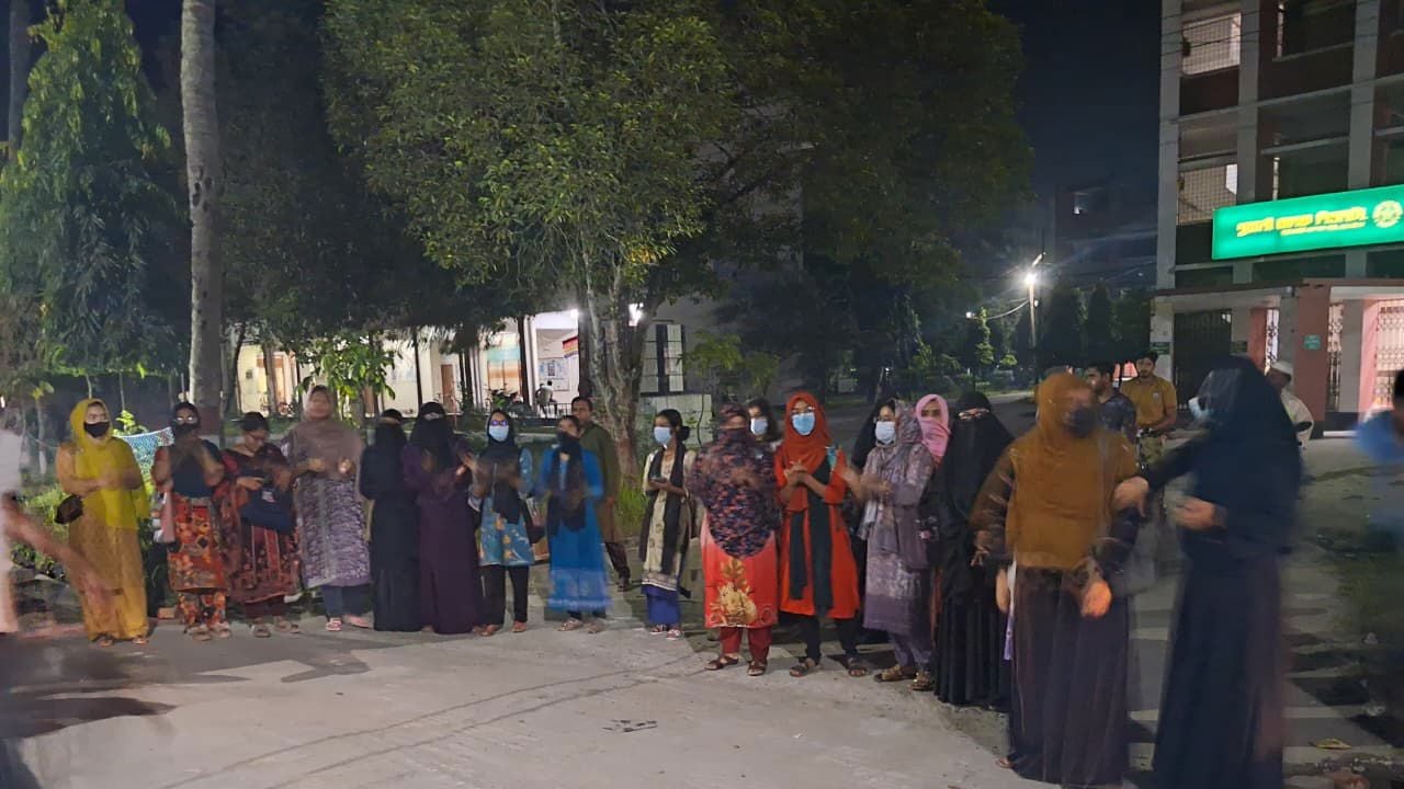হলে সিটের দাবিতে রাস্তা অবরোধ বাকৃবি ছাত্রীদের