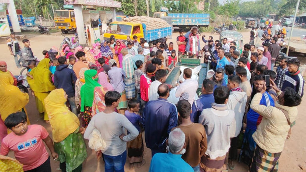 দুই বালুবাহী ট্রাকের চাপায় অটোরিকশাচালক নিহত