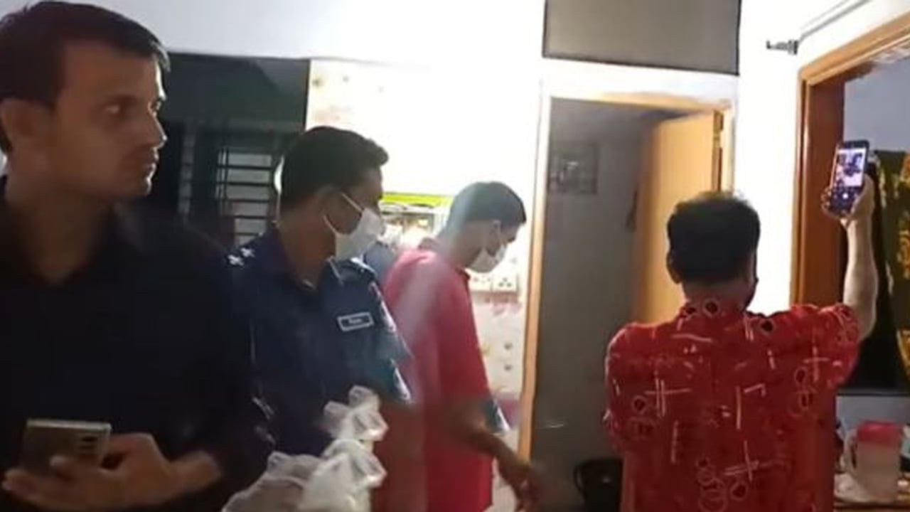 বগুড়া শহরে প্রবাসীর স্ত্রীর ঝুলন্ত লাশ উদ্ধার