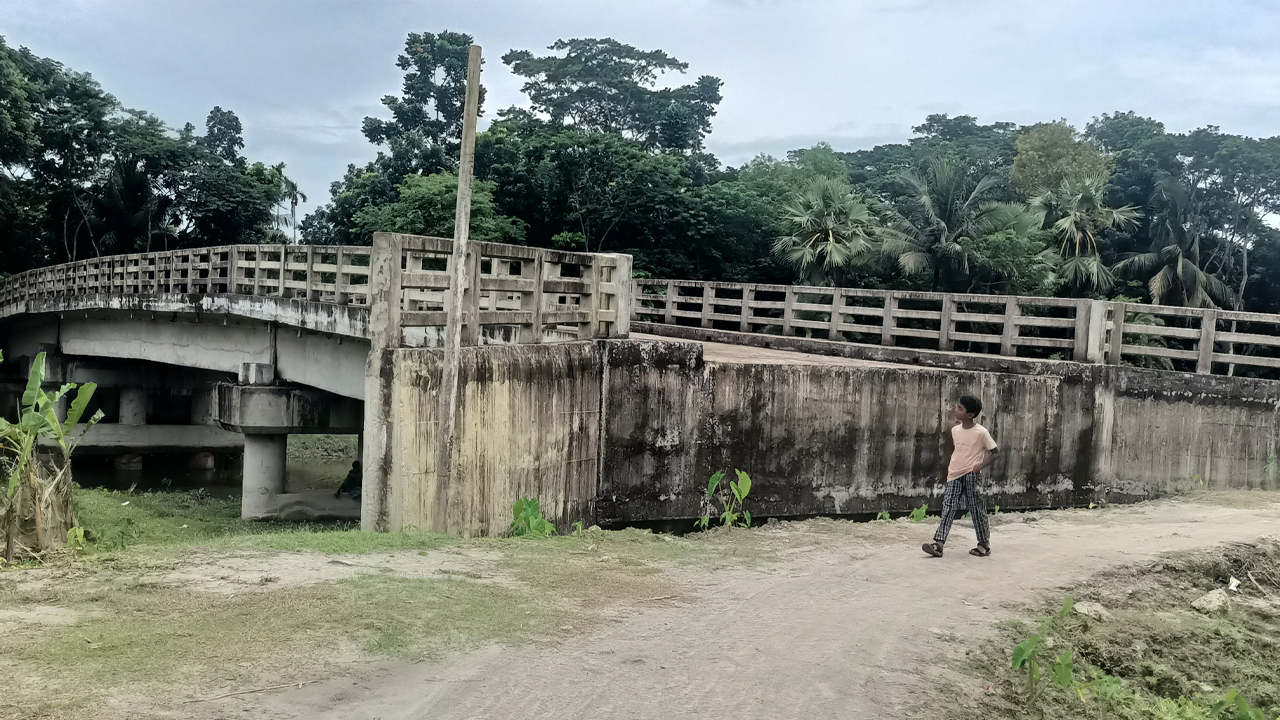 সেতু রেডি, দুই বছরেও হয়নি সংযোগ সড়ক