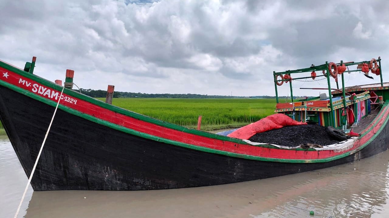 নৌবাহিনীর অভিযানে কয়লাসহ তিন ট্রলার জব্দ