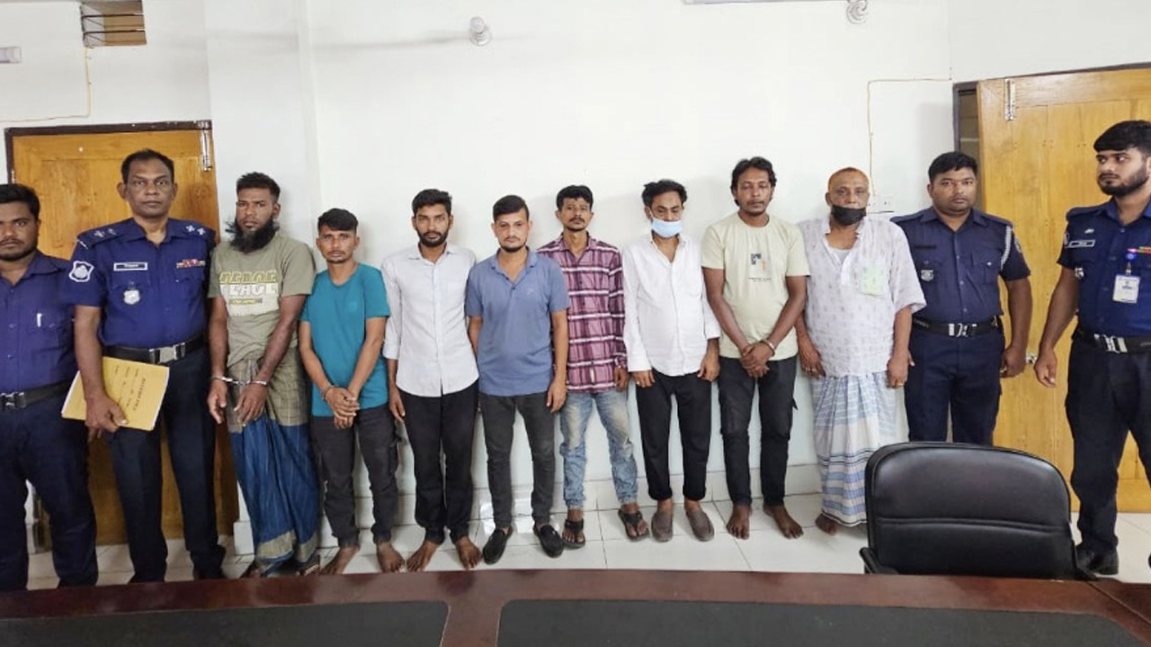 ১২ হাজার টন চিনি পাচারের চেষ্টা, আটক ৮ জেলে