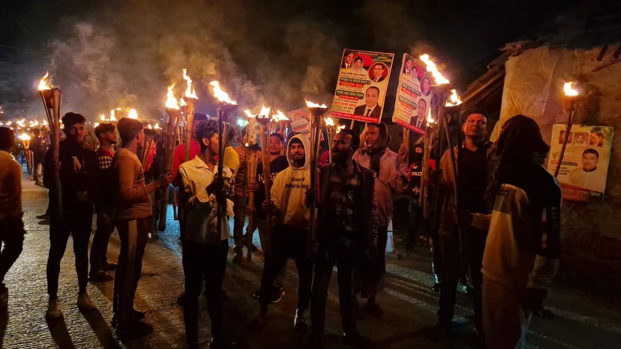 চাঁপাইনবাবগঞ্জ-২ আসনে আমিনুলের মনোনয়ন বাতিলের দাবিতে মশাল মিছিল