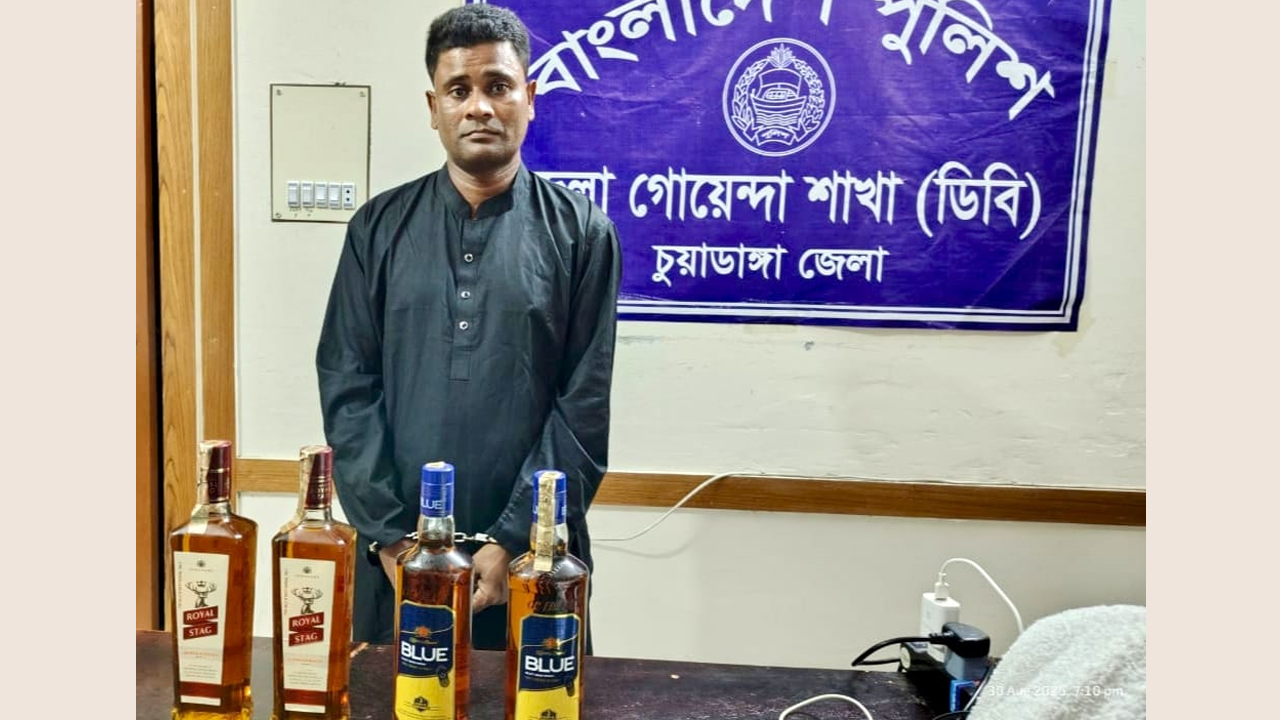 চুয়াডাঙ্গায় ডিবির অভিযান, মদসহ ভারতীয় নাগরিক আটক
