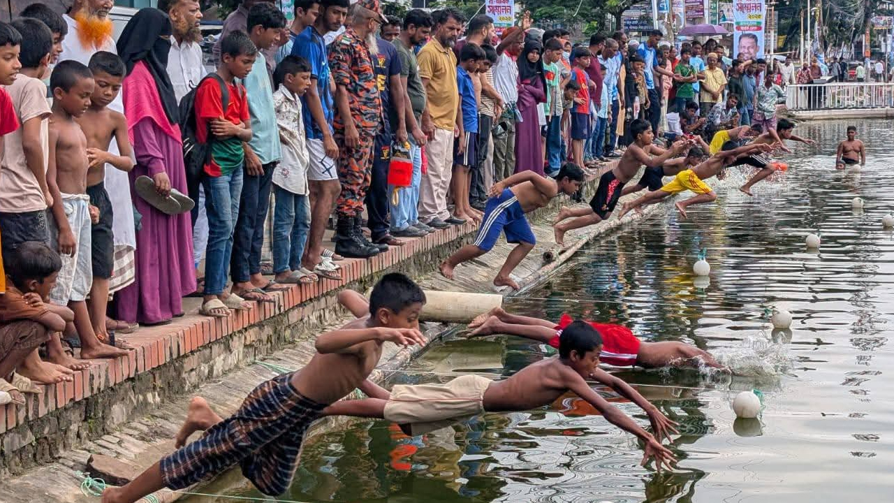 চাঁদপুরে জেলা প্রশাসক কাপ সাঁতার প্রতিযোগিতা ও ওয়াটারপোলো ম্যাচ অনুষ্ঠিত