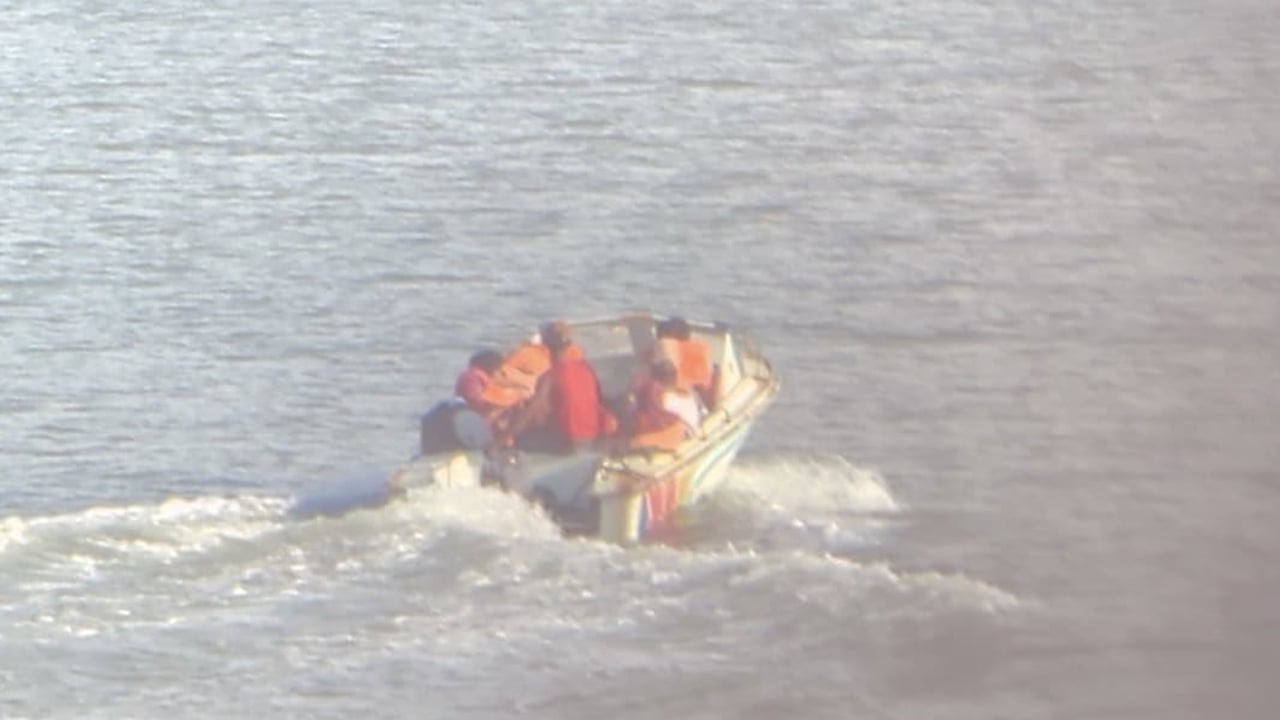 সেন্টমার্টিন থেকে ফেরার পথে স্পিডবোট উল্টে দুইজনের মৃত্যু