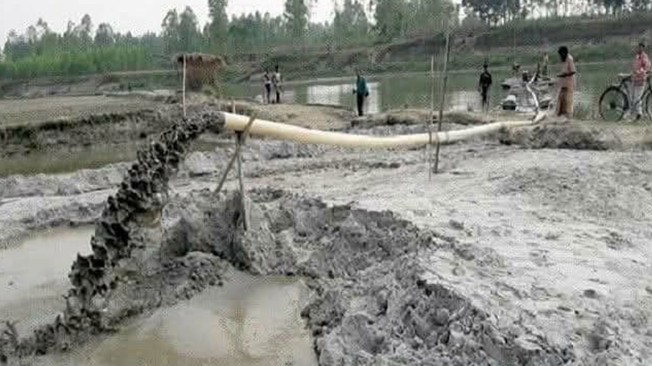 সীতাকুণ্ডে মাইকে ঘোষণা দিয়ে জামায়াত নেতাদের ধাওয়া করলেন গ্রামবাসী