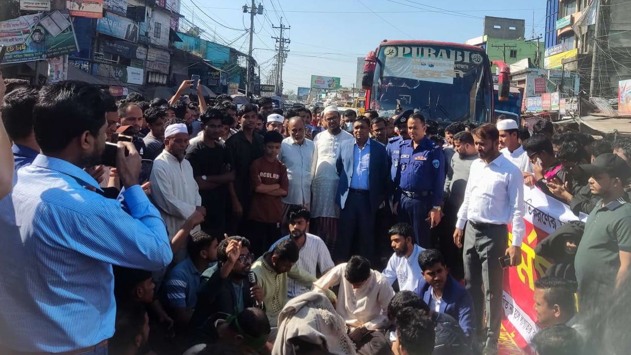 চট্টগ্রাম-কক্সবাজার মহাসড়ক ব্লকেড, ভোগান্তিতে লাখো মানুষ