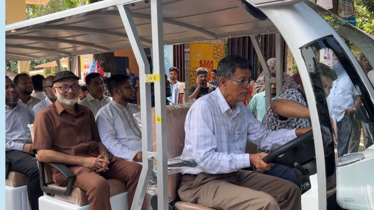চবিতে বৈদ্যুতিক গাড়িসেবা চালু, ভাড়া নিয়ে অসন্তোষ