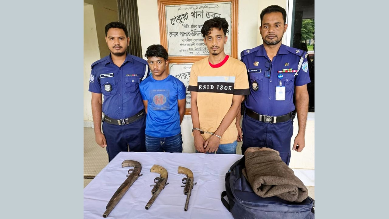 অস্ত্রসহ দুই ব্যবসায়ী গ্রেপ্তার, বিক্রি করতে যাচ্ছিলেন লক্ষ্মীপুরে