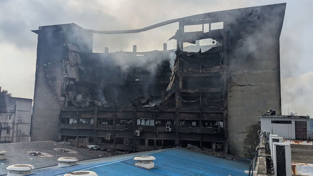 পোশাক কারখানার আগুন, ১৮ ঘণ্টা জ্বলে নিজে নিজেই নিভেছে