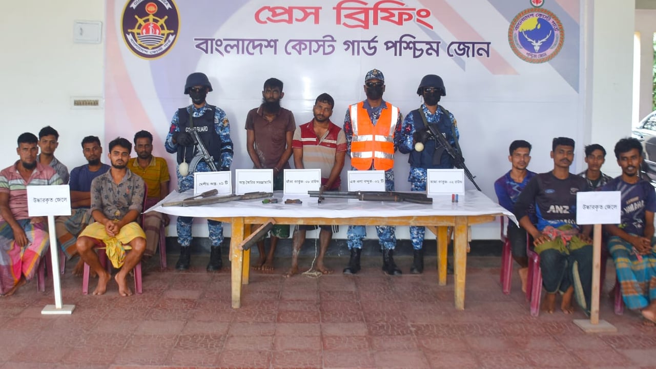 সুন্দরবনে অস্ত্র ও গোলাবারুদসহ আটক ২, জিম্মি ৯ জেলে উদ্ধার