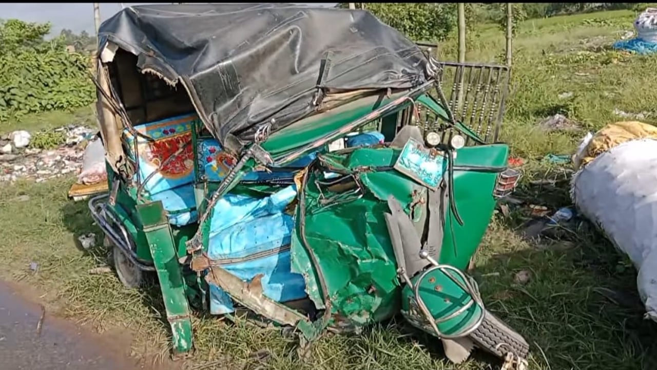 সিংগাইরে ট্রাক-সিএনজির সংঘর্ষ, নিহত ২ আহত ২
