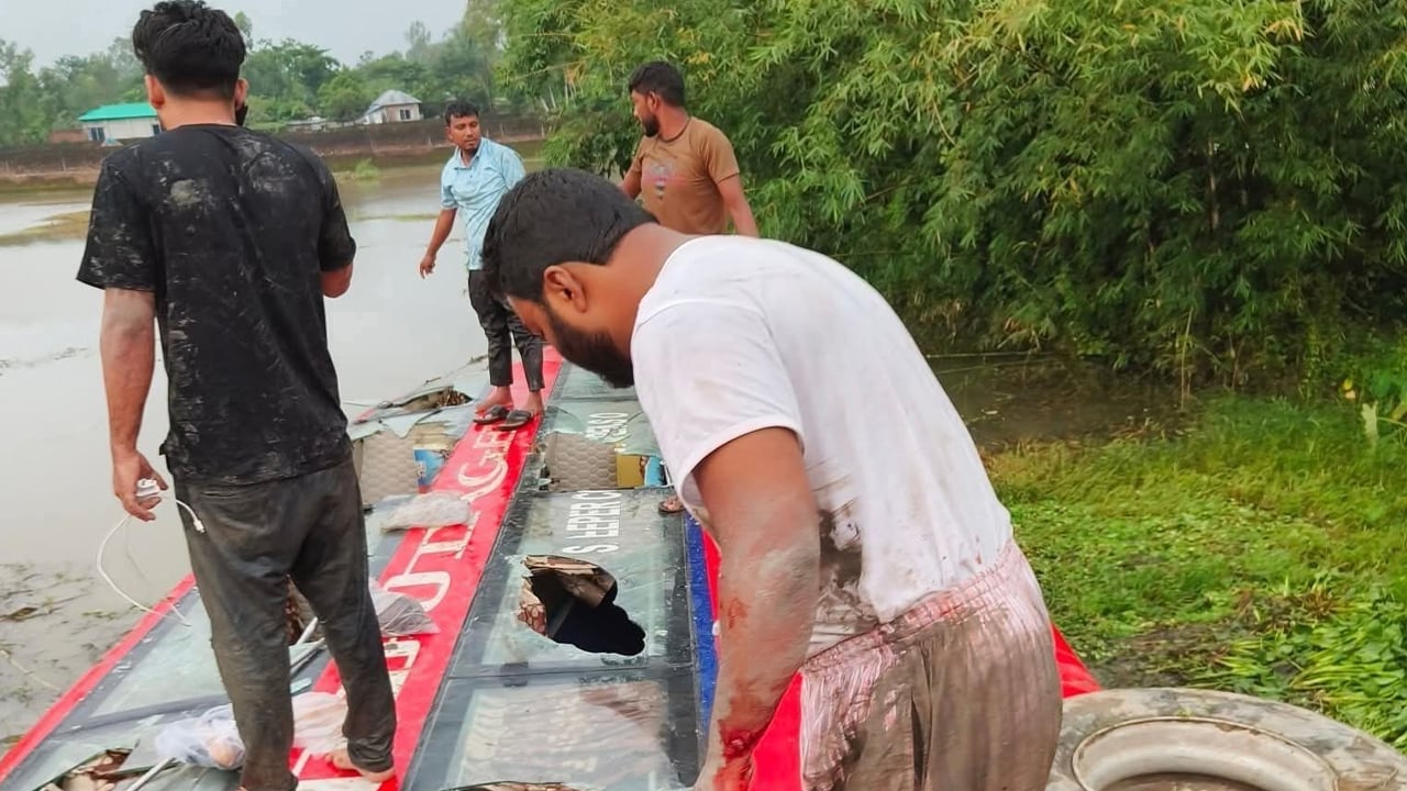যাত্রীবাহী বাস খাদে, গণ-অধিকার পরিষদ নেতা ফারুকসহ আহত ১৫