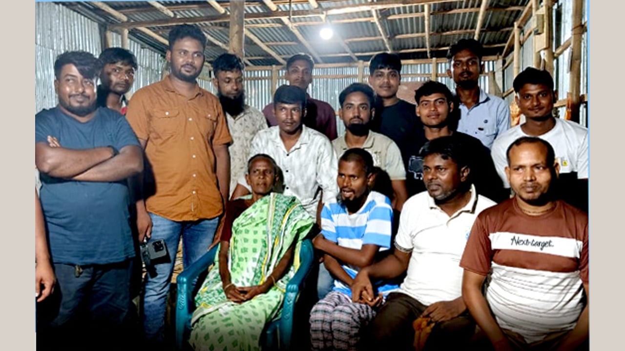 একজন ভবঘুরের পাশে দাঁড়ালো ঘোড়াঘাটের গরিবের ফাউন্ডেশন