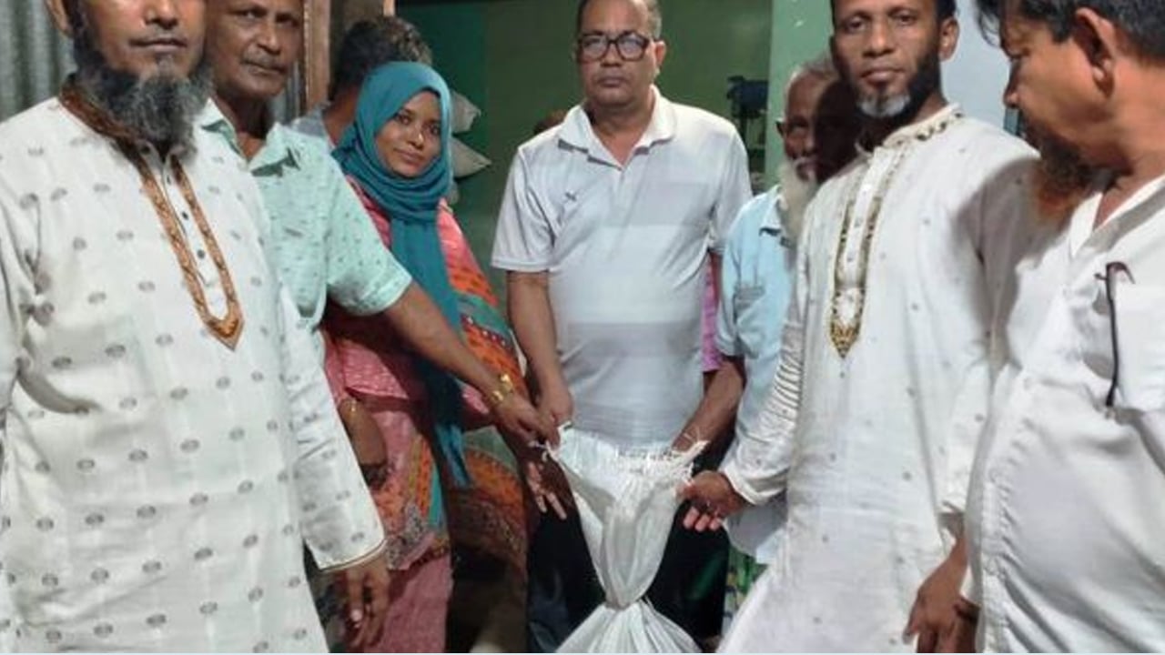 ইলিশ রক্ষায় জেলেদের মাঝে সরকারি চাল বিতরণ