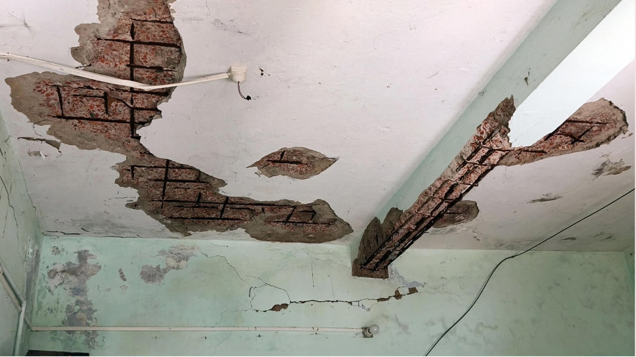 পরিত্যক্ত ভবনে সাবরেজিস্ট্রি অফিস, আতঙ্কে কর্মকর্তা-কর্মচারীসহ সংশ্লিষ্টরা