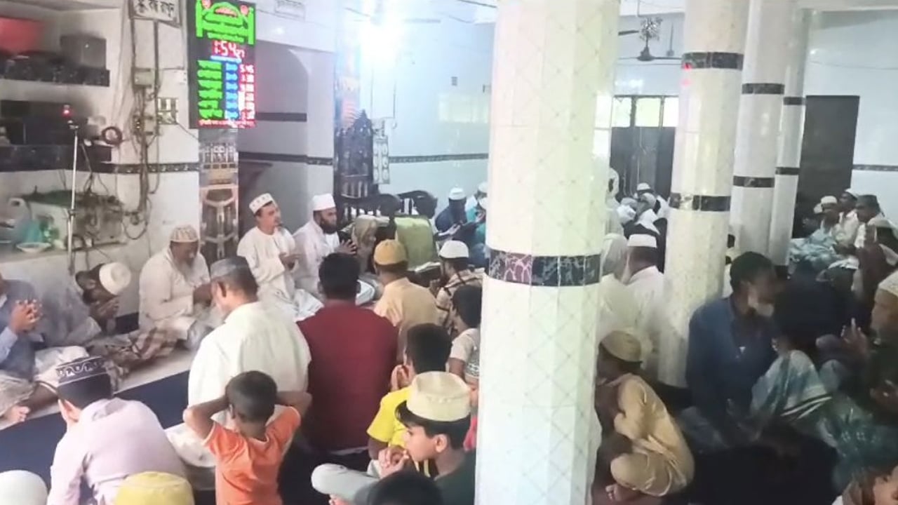 ফরিদগঞ্জে দেশনেত্রী খালেদা জিয়ার রোগমুক্তি কামনায় দোয়া মাহফিল