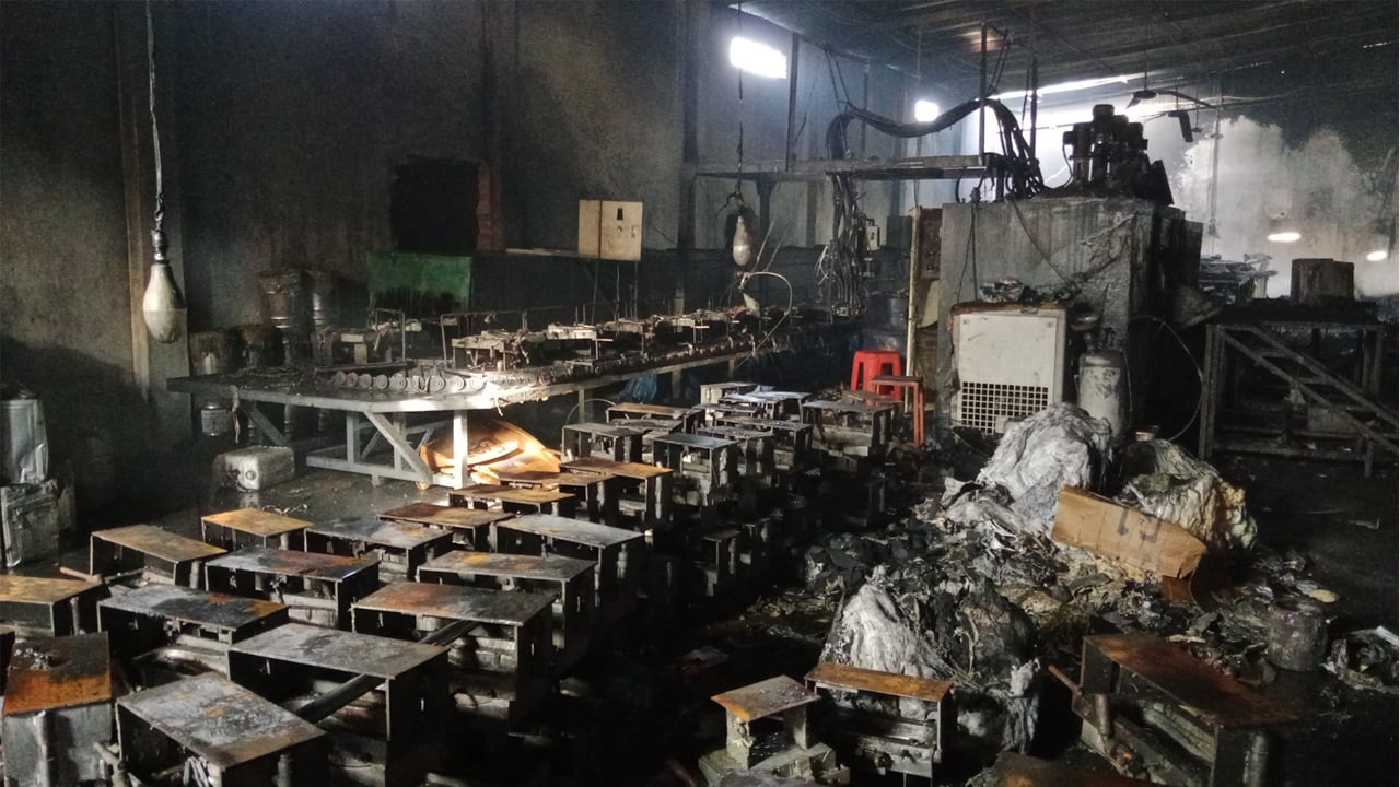 আগুনে পুড়ে জুতার কারখানা ছাই, ২০ কোটি টাকা ক্ষতি