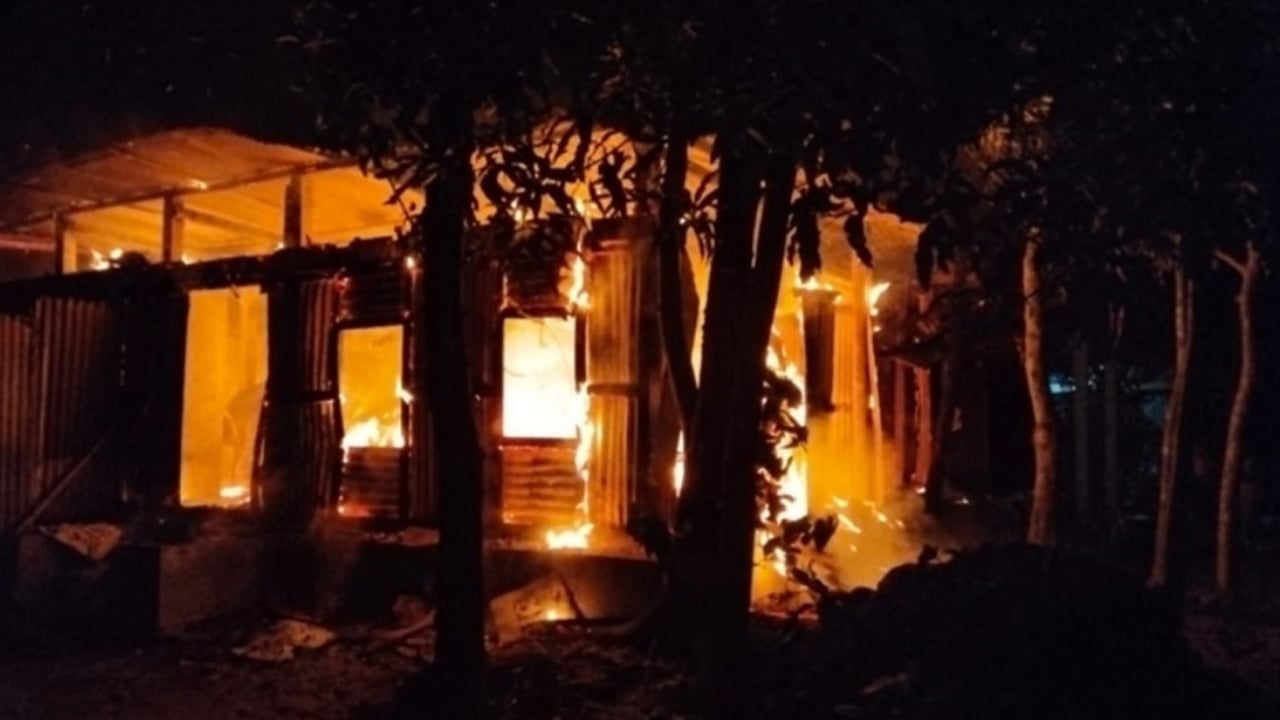 হত্যা মামলার আসামি ও স্বজনদের বাড়িতে আগুন