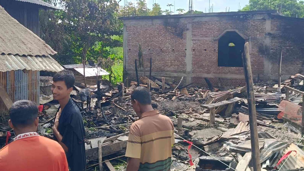 কুয়াকাটায় অগ্নিকাণ্ডে তিন দোকান ভস্মীভূত, ৪০ লাখ টাকা ক্ষতি