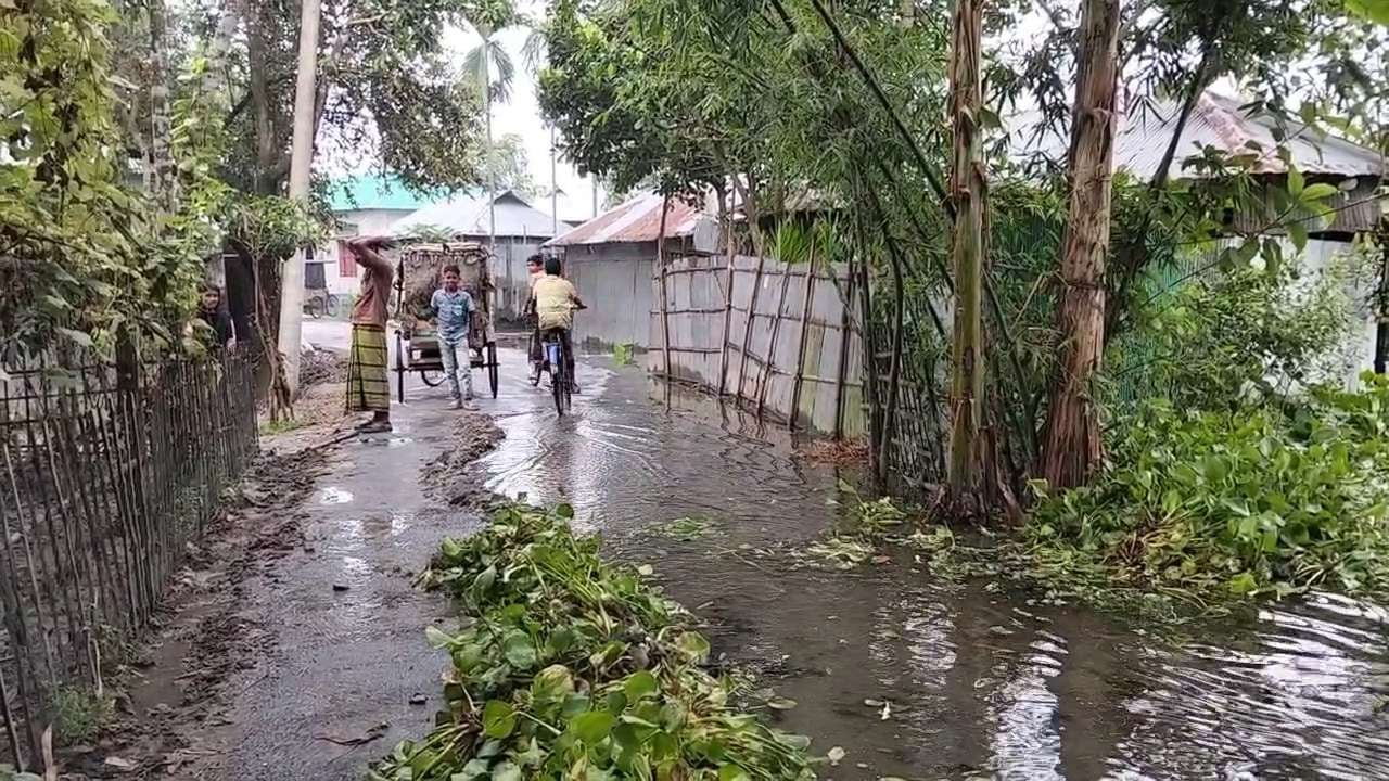 বন্যার পানি নামলেও দুঃখ কমেনি বানভাসিদের