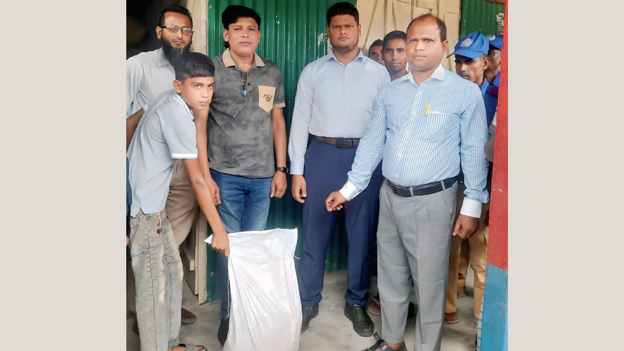 ইউএনও’র সাথে থাকা আ.লীগ নেতাকে খুঁজে পায় না পুলিশ!