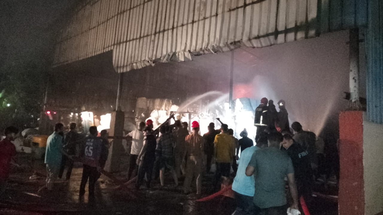 বসুন্ধরা টিস্যু পেপার মিলে ভয়াবহ অগ্নিকাণ্ড
