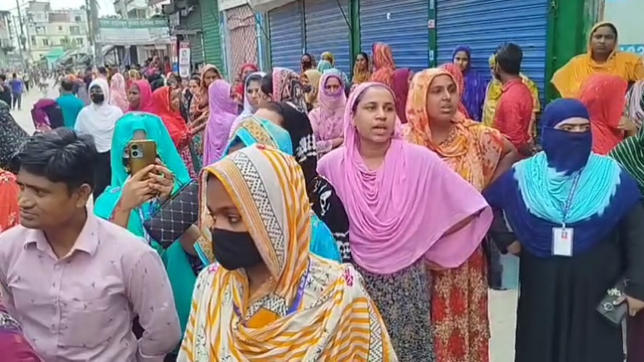 বেতনের দাবিতে শ্রমিকদের মহাসড়ক অবরোধ, টিয়ারশেল-লাঠিচার্জে আহত ১৫