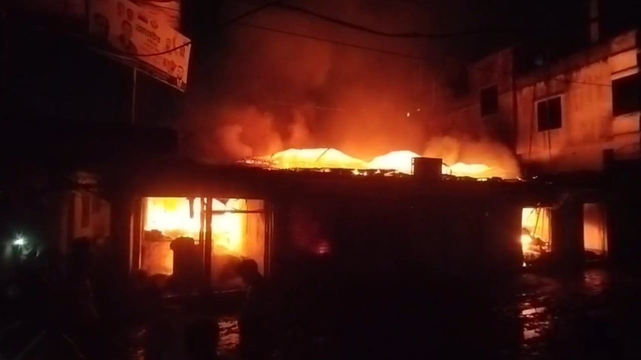 গাজীপুরে মার্কেটে আগুন, পুড়ে গেছে ১৭ দোকান