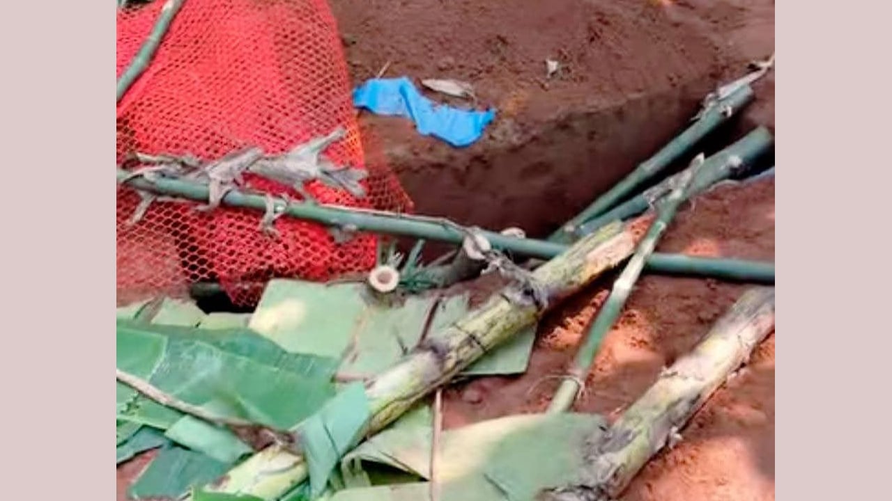 রাতে কবর খুঁড়ে মায়ের লাশ ঘরে নিয়ে গেলেন ছেলে!