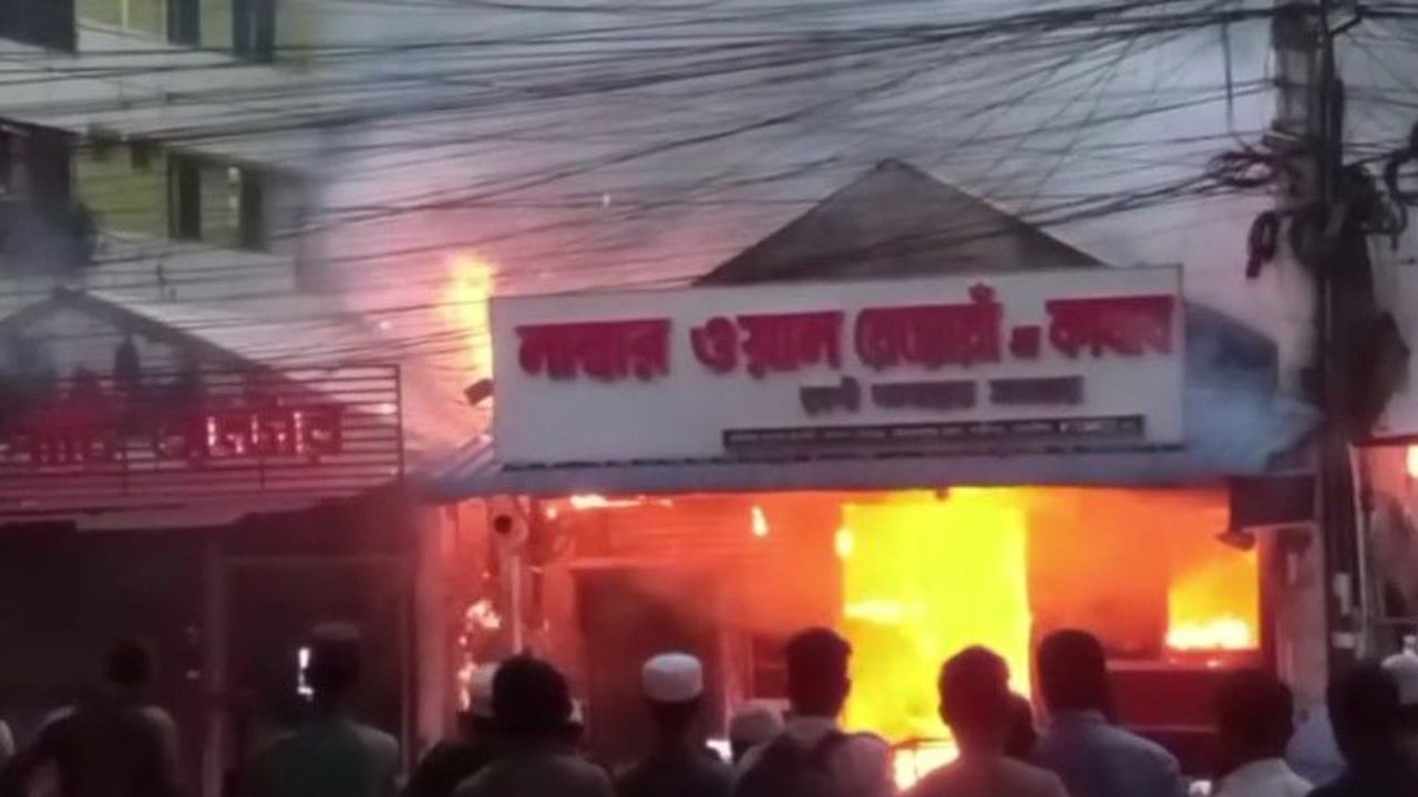 গাজীপুরে চান্দনা চৌরাস্তায় খাবার হোটেলে অগ্নিকাণ্ড
