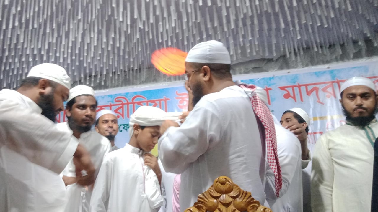 হাফেজ ছাত্রদের পাগড়ি পরালেন মাওলানা হাফিজুর রহমান সিদ্দিকী