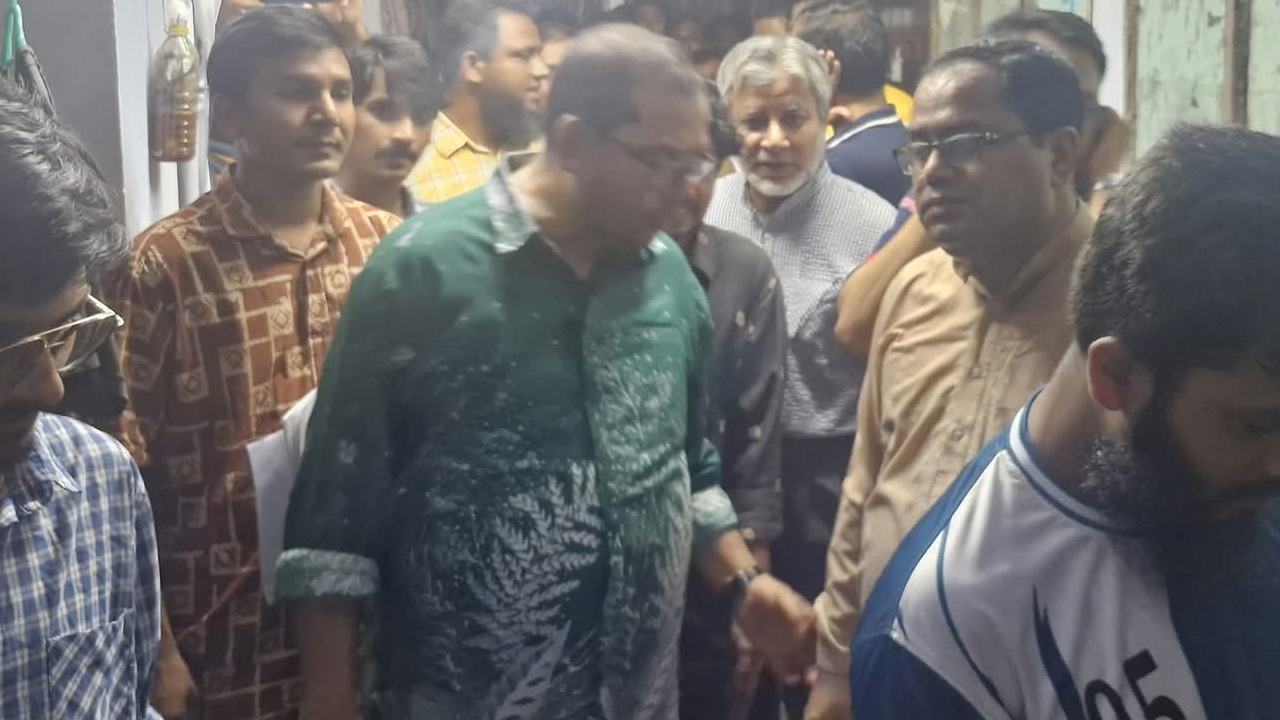 জাবিতে মেয়াদোত্তীর্ণদের হল থেকে নামাতে অভিযান, বাধার মুখে প্রশাসন