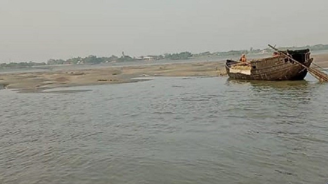 কপোতাক্ষ ও শাকবাড়িয়া নদীতে চলছে অবৈধভাবে বালু উত্তোলন