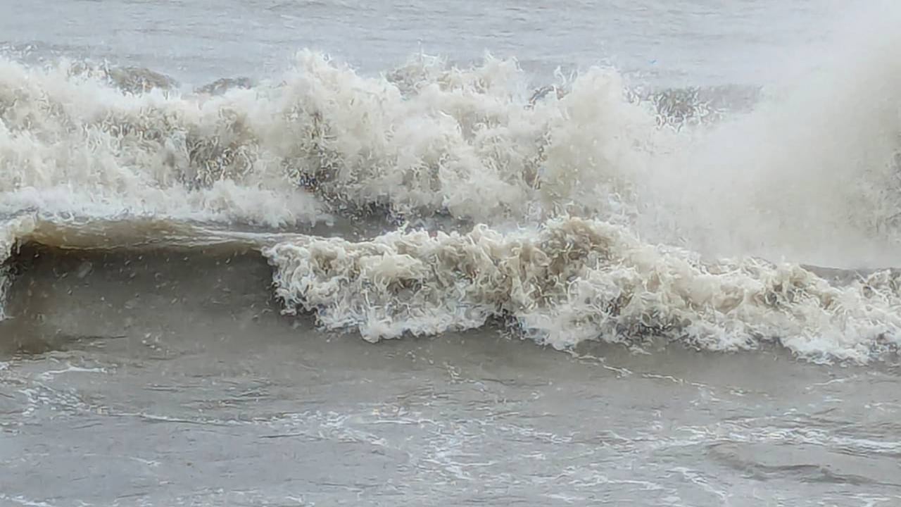 নিম্নচাপের প্রভাবে উত্তাল সমুদ্র, পর্যটকশূন্য কুয়াকাটা