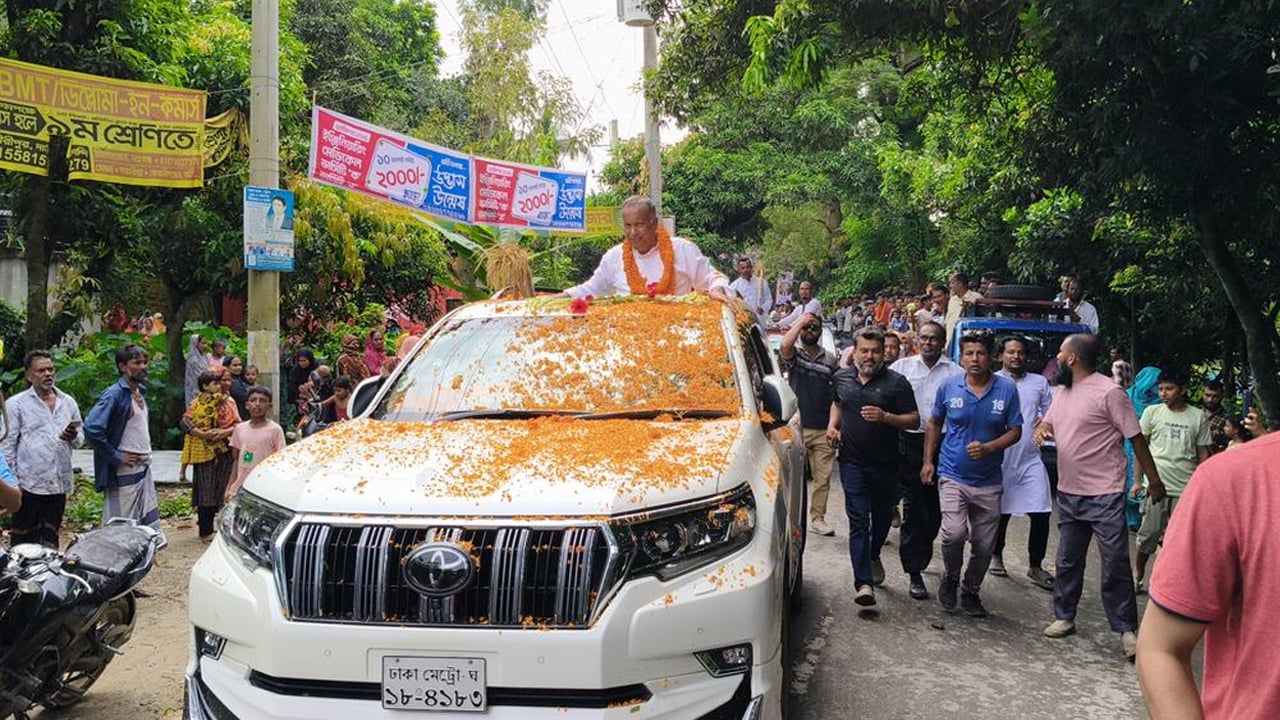 সংসদীয় আসন পুনর্বহাল, গাড়িবহর নিয়ে আনন্দ মিছিল