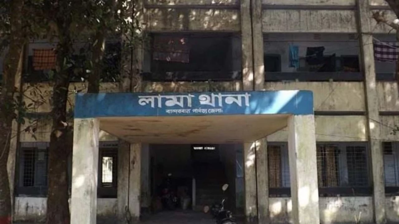 লামা-চকরিয়া সড়কে গাড়ি উল্টে চালক নিহত
