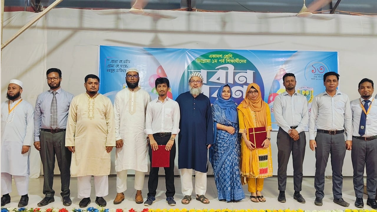 ৬০০ নবীন শিক্ষার্থীকে ফুল দিয়ে বরণ