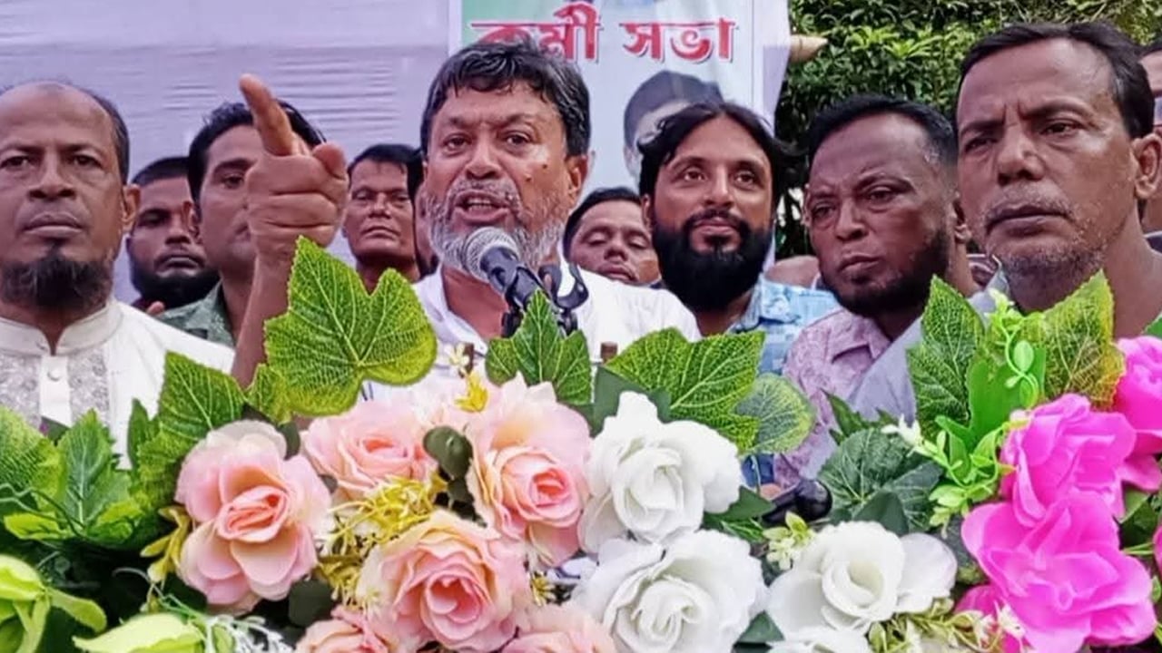 নৌকা ডুবিয়ে দিয়ে পালিয়েছে মাঝি