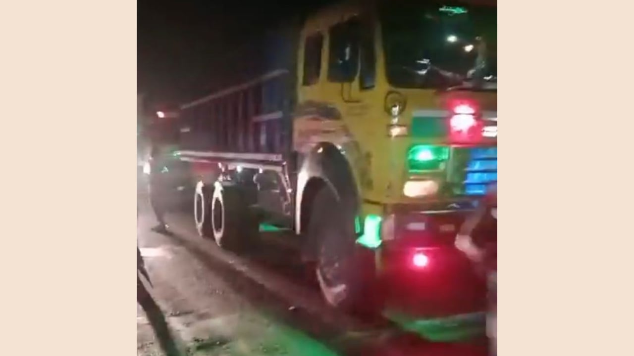 মাদারীপুরে বাস-ট্রাক সংঘর্ষে নিহত ১ আহত ১০
