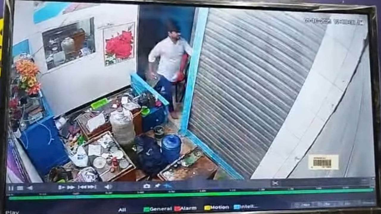 দোকান মালিককে ছুরিকাঘাত করে ২০ ভরি স্বর্ণ লুট