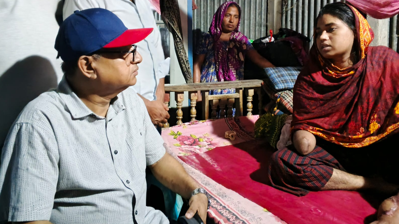 আহত কলেজছাত্রী লিজার পাশে দাঁড়ালেন খোন্দকার বাবলু