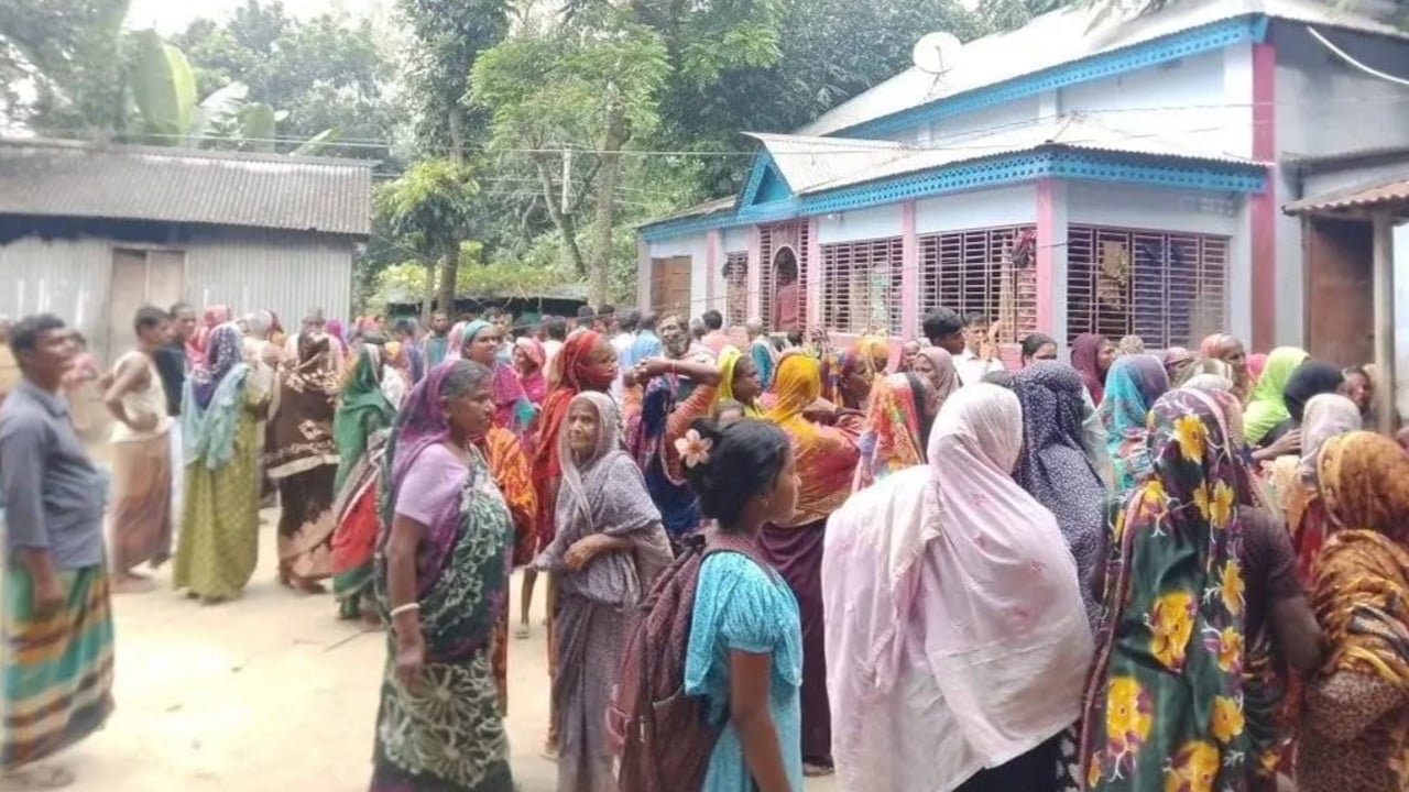 মাকে গলা কেটে হত্যা করে পালিয়েছে ছেলে