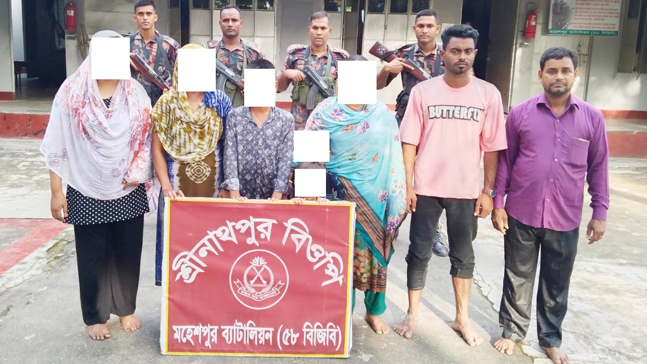 অবৈধভাবে ভারতে প্রবেশকালে ৮ বাংলাদেশি আটক